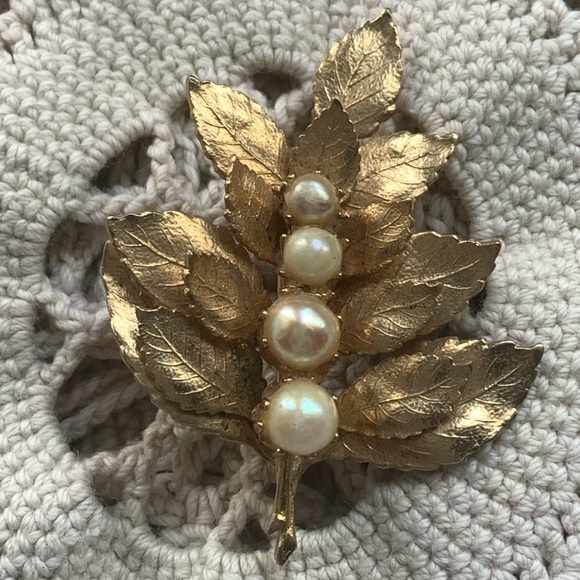 VTG Gold Plated Faux Pearl Leaf Brooch Pin Woman’s Jewelry Leaves Flower Plant - Picture 4 of 5